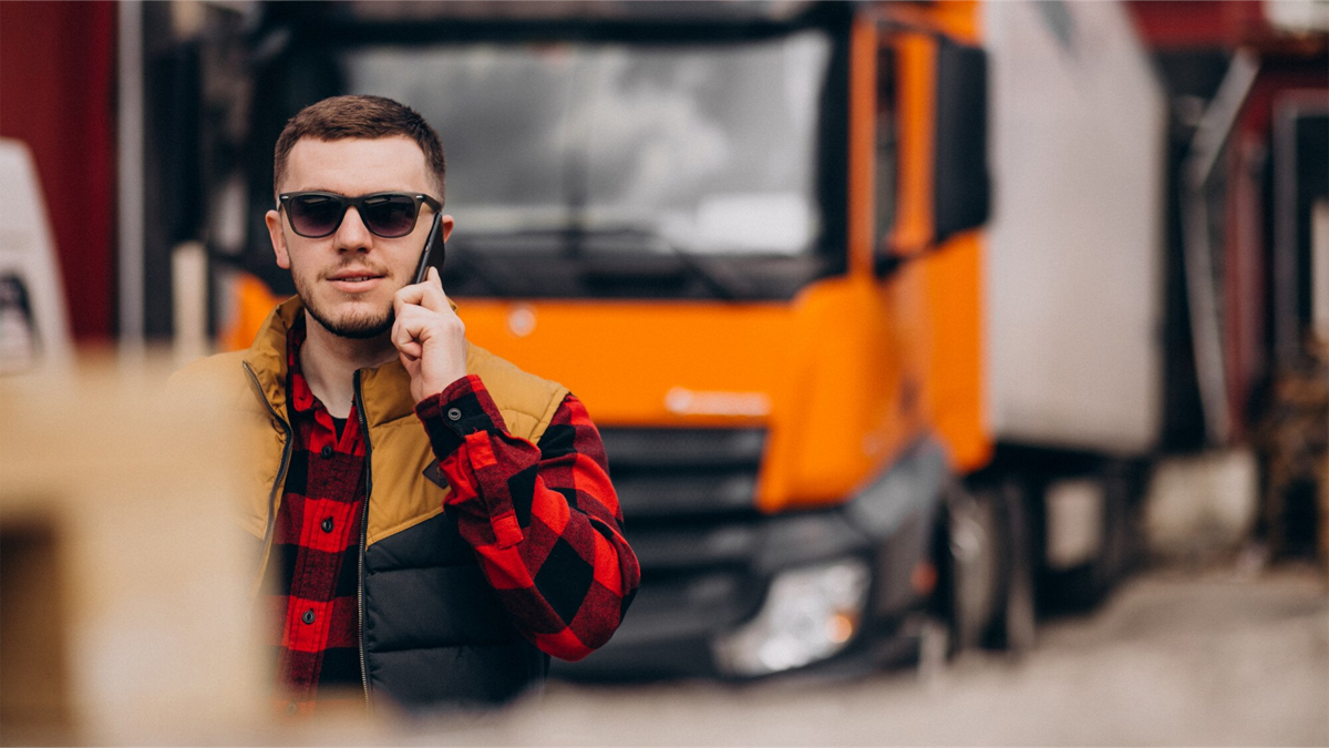 Kierowca stojący przed ciężarówką